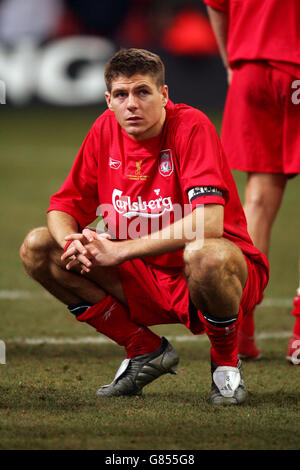 Steve Gerrard di Liverpool accoccolato giù abbattuto ... Calcio - Carling Cup - finale - Chelsea / Liverpool - Millennium Stadium ... 27-02-2005 ... Cardiff ... Galles ... Il credito fotografico deve essere: Matthew Ashton/Unique Reference No. 2277148 Foto Stock