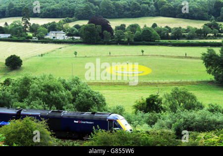 USO EDITORIALE SOLO Un dipinto di 100 piedi di un'icona emoji sorridente è stato creato da Tesco Mobile in un campo vicino a Bath per sorprendere i pendolari con le emoji più grandi del mondo. Foto Stock