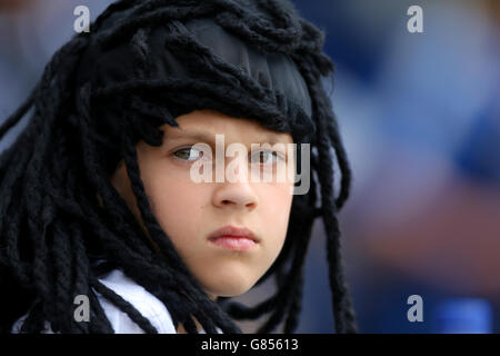 Calcio - Pre Season friendly - Preston North End v cuore di Midlothian - Deepdale. Un giovane ventilatore che indossa una parrucca nei supporti. Foto Stock