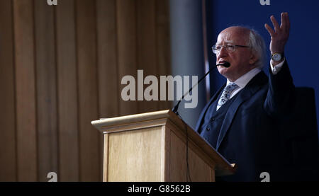 Il presidente irlandese Michael D Higgins ha parlato con gli ospiti del Tim Parry Jonathan Ball Peace Center a Warrington, dove ha esortato le persone a contattare coloro che rischiano di essere risucchiati nella radicalizzazione e nell'estremismo. Foto Stock