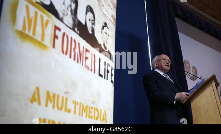 Il presidente irlandese Michael D Higgins ha parlato con gli ospiti del tim Parry Jonathan Ball Peace Center a Warrington, dove ha esortato le persone a contattare coloro che rischiano di essere risucchiati nella radicalizzazione e nell'estremismo. Foto Stock