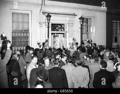 Il nuovo primo ministro conservatore Harold Macmillan arriva a Downing Street da Buckingham Palace e va al numero 11, il suo ufficio di Cancelliere dello scacchiere. Foto Stock