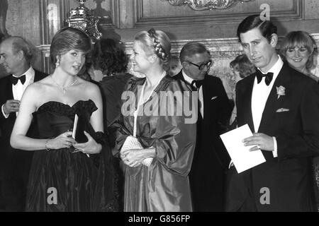 (l-r) Lady Diana Spencer, vestita con abito da sera nero in taffeta, Principessa Grace di Monaco e Principe Carlo alla Sala dei Goldsmiti di Londra. Erano tutti ospiti di una serata di intrattenimento in aiuto del Royal Opera House Development Appeal. Questo fu il primo impegno reale di Lady Diana. Foto Stock