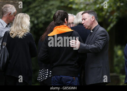 La famiglia, gli amici e i residenti locali si riuniscono a St Mary la Virgin Church a Bosley, Cheshire, sette giorni dopo da un'enorme esplosione presso la Wood Treatment Limited Plant, che ha lasciato quattro persone morte. Foto Stock