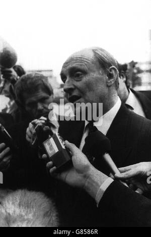 Il leader del lavoro Neil Kinnock parla alla stampa alla conferenza della Confederazione dell'industria britannica a Birmingham. Foto Stock