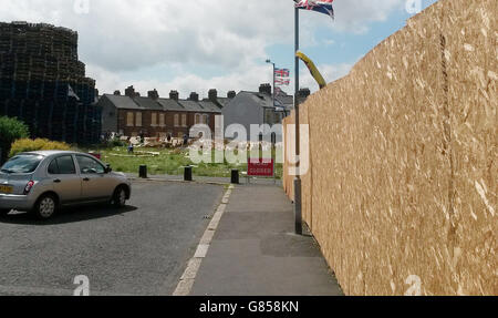 Le case a schiera su Finvoy Street accanto a Comber Greenway a Belfast, sono state imbarcate nel tentativo di proteggere le proprietà dal calore quando un imponente falò fedele nelle vicinanze è acceso. Foto Stock