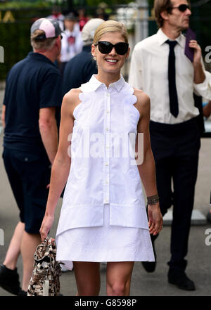 Tennis - 2015 Wimbledon Championships - Day Twelve - The All England Lawn Tennis and Croquet Club. Rosamund Pike arriva il giorno dodici dei campionati di Wimbledon all'All England Lawn Tennis and Croquet Club, Wimbledon. Foto Stock