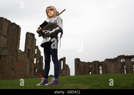 Thea Hunt, 8 anni, di Wordsley, West Midlands, viene annunciato come il primo Child Executive Officer di English Heritage al Kenilworth Castle in Warwickshire. Foto Stock