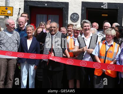 Manzoor Alam, 73 anni, il nuovo postmaster del più antico ufficio postale del mondo, apre l'ufficio postale di Sanquhar a Dumfries e Galloway. Foto Stock