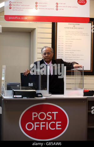 Manzoor Alam, 73 anni, il nuovo postmaster del più antico ufficio postale del mondo, dietro il banco dell'ufficio postale di Sanquhar a Dumfries e Galloway. Foto Stock