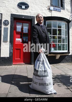 Manzoor Alam, 73 anni, il nuovo postmaster per il più antico ufficio postale del mondo, passa accanto all'ufficio postale di Sanquhar a Dumfries e Galloway. Foto Stock