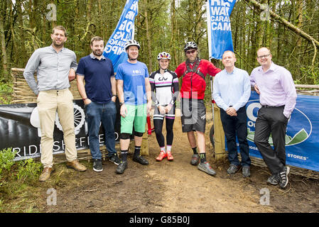 Jon Dallow, Mike Sanderson, Henry Norman, Annie Last, Steve Peat, Barry Dunn e Chris Heeley aprono ufficialmente il Lady Cannings Bike Trail. Foto Stock