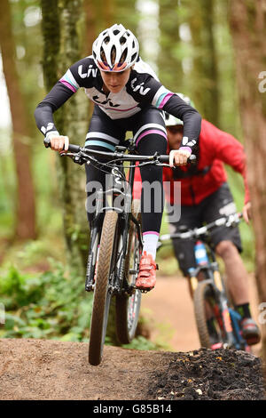 VAI all'aperto - Lady Cannings Bike Trail Grand Opening - Sheffield. Annie Last e Steve Peat provano la Lady Cannings Bike Trail. Foto Stock