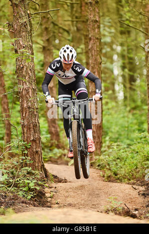 VAI all'aperto - Lady Cannings Bike Trail Grand Opening - Sheffield. Annie ultimo provare la Lady Cannings Bike Trail. Foto Stock