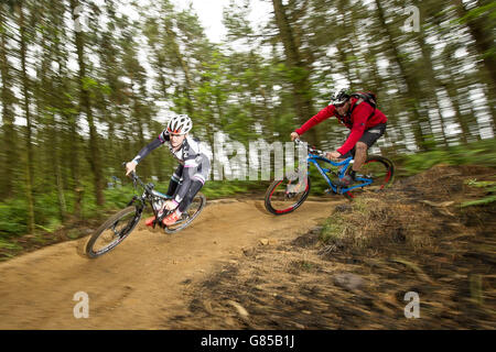 VAI all'aperto - Lady Cannings Bike Trail Grand Opening - Sheffield. Annie Last e Steve Peat provano la Lady Cannings Bike Trail. Foto Stock