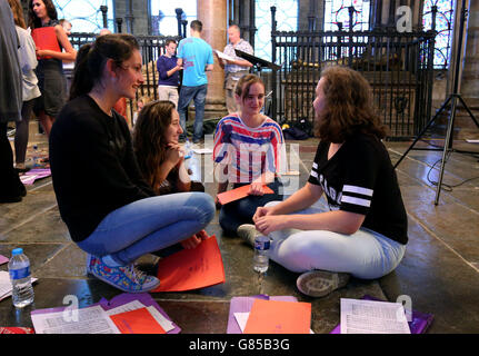 Il coro Canterbury Cathedral Girls si esibisce durante la registrazione del loro prossimo album di debutto. Foto Stock