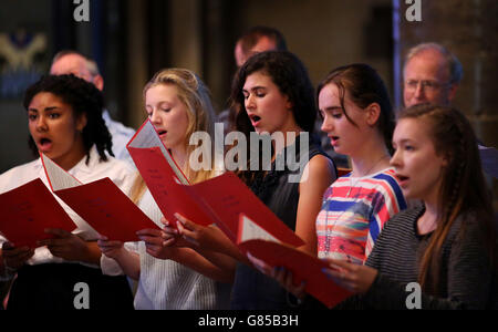 La Cattedrale di Canterbury e le ragazze del Coro Foto Stock