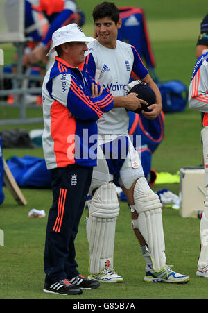 Il capitano dell'Inghilterra Alastair Cook (a destra) e il capo allenatore Trevor Bayliss chiacchierano durante una sessione di reti prima del secondo Investec Ashes Test a Lord's, Londra. Foto Stock