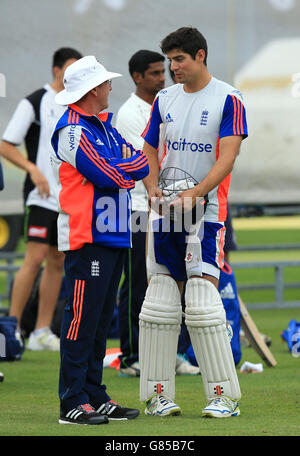 Il capitano dell'Inghilterra Alastair Cook (a destra) e il capo allenatore Trevor Bayliss chiacchierano durante una sessione di reti prima del secondo Investec Ashes Test a Lord's, Londra. Foto Stock