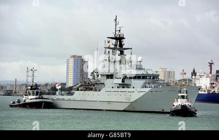 La nave di pattuglia della Royal Navy HMS Severn ritorna alla base navale di Portsmouth dopo un dispiegamento di otto mesi nei Caraibi dove ha visitato ventinove porti in venti diversi paesi e isole fornendo sicurezza e rassicurazione ai territori d'oltremare britannici e alle dipendenze. Foto Stock