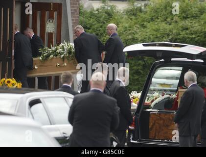 La bara Charles Patrick Evans, 78 morti nell'attacco terroristico di Sousse in Tunisia insieme al figlio Adrian Evans, 49 anni, e al nipote Joel Richards, 19, viene portata nella chiesa cattolica romana della Santa Croce a West Bromwich per il loro servizio funerario. Foto Stock