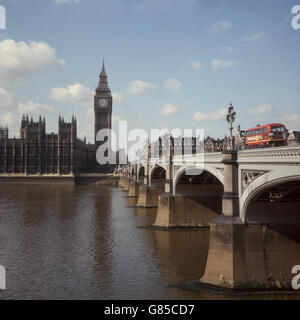 Big ben e le Houses of Parliament a Londra con Westminster Bridge in primo piano. Foto Stock