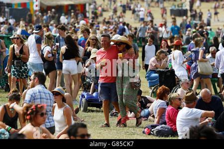 Festival di Latitude. I Festivalgoers godono del sole al festival Latitude a Henham Park, Southwold, Suffolk. Foto Stock