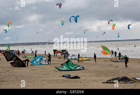 Numero elevato di kiteboarders surf in mare increspato Saint-Brevin-les-Pins Francia Foto Stock