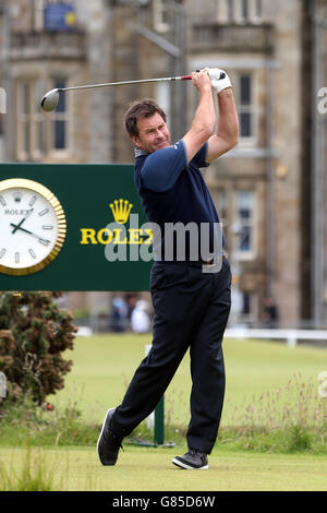 Golf - il Campionato Open 2015 - giorno due - St Andrews. Sir Nick Faldo, in Inghilterra, si scaglia durante il secondo giorno dell'Open Championship 2015 a St Andrews, Fife. Foto Stock