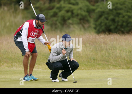 Il Jordan Spieth degli Stati Uniti allinea un putt con il suo caddie durante il quinto giorno dell'Open Championship 2015 a St Andrews, Fife. Foto Stock