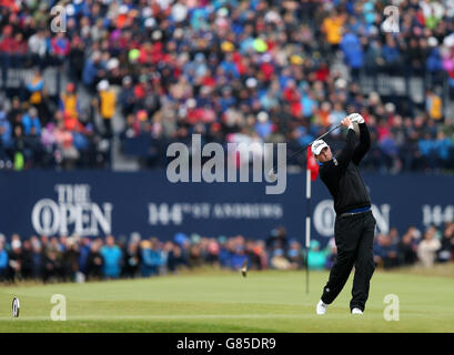 Marc Leishman australiana si tee il 18° giorno durante il quinto dell'Open Championship 2015 a St Andrews, Fife. Foto Stock