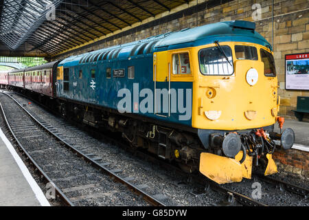 La classe 26 diesel 26038 loco in piedi alla testa di un treno passeggeri a Pickering stazione sul Nord nello Yorkshire Moors Railway Foto Stock