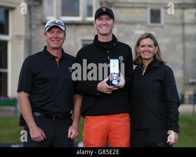 USA Jordan Niebrugge festeggia la vittoria del premio amatoriale superiore con i suoi genitori Rod e Judy durante il quinto giorno dell'Open Championship 2015 a St Andrews, Fife. Foto Stock