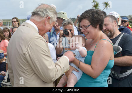 Il principe oif Galles incontra Richard Baskett di sei mesi e sua mamma Linda mentre si svolge una passeggiata a St Mary's durante il suo tour delle isole Scilly. Foto Stock