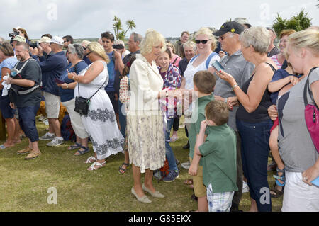 La Duchessa di Cornovaglia incontra la gente del posto mentre si fa una passeggiata su St Mary's durante il suo tour delle isole Scilly. Foto Stock