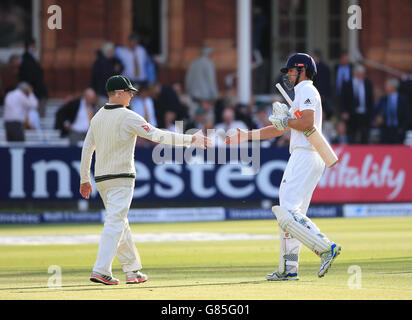 Il capitano d'Inghilterra Alastair Cook (a destra) scuote la mano alla fine del gioco con Chris Rogers dell'Australia dopo i suoi inning 173 più presto nel giorno due del secondo Investec Ashes Test a Lord's, Londra. Foto Stock