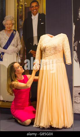 La curatrice Anna Reynolds adatta un abito indossato dalla regina Elisabetta II ad un banchetto di stato in onore del presidente della Cina Jiang Zemin nel 1999, parte dell'apertura estiva annuale di Buckingham Palace, che va dal 25 luglio al 27 2015 settembre. Foto Stock