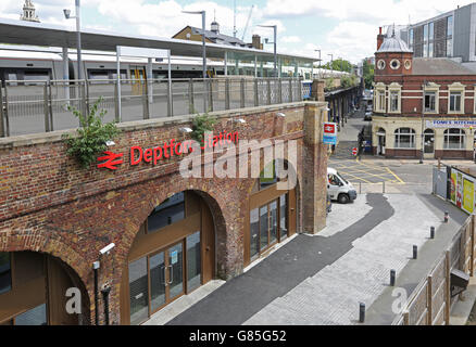 Deptford stazione ferroviaria nel sud-est di Londra. Un hotel rimodernato di recente stazione costruita sull'originale in mattoni in stile vittoriano arcate ferroviarie Foto Stock