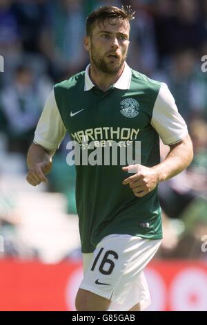 Hibernian Lewis Stevenson in azione durante il primo round della Petrofac Training Cup a Easter Road, Edimburgo. Foto Stock