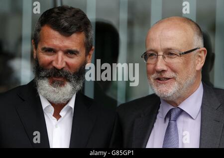 Roy Keane, assistente manager della Repubblica d'Irlanda (a sinistra) con Fran Gavin, direttore della Lega nazionale, durante il lancio della nuova SSE Airtricity National U17 League presso la sede centrale della fai, Abbotstown, Irlanda. Foto Stock