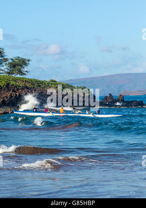 Canoa Outrigger tour off Wailea Beach a Maui Foto Stock