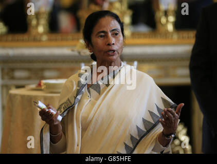 Il primo ministro del Bengala occidentale Mamata Banerjee parla agli ospiti durante un tè per coloro che sono responsabili dell'assistenza con la Key to Freedom di beneficenza a Buckingham Palace, Londra. Foto Stock