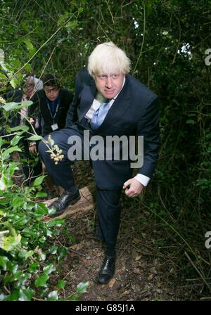 Il sindaco di Londra Boris Johnson cammina attraverso la foresta durante una visita a Shooters Hill Woodland presso il Wide Horizons Environment Center, Londra. Foto Stock