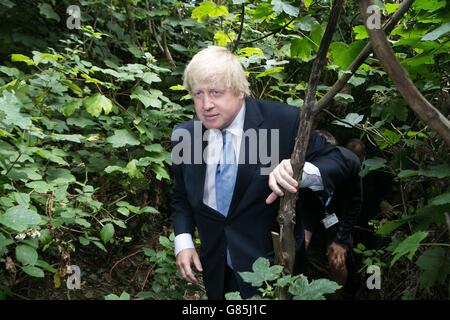 Il sindaco di Londra Boris Johnson cammina attraverso la foresta durante una visita a Shooters Hill Woodland presso il Wide Horizons Environment Center, Londra. Foto Stock