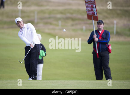 La Catriona Matthew della Scozia scheggia sul quattordicesimo verde durante il giorno uno del Ricoh Women's British Open al Trump Turnberry Resort, South Ayrshire. PREMERE ASSOCIAZIONE foto. Data foto: Giovedì 30 luglio 2015. Vedi la storia di PA GOLF Women. Il credito fotografico deve essere: Kenny Smith/PA Wire. RESTRIZIONI: Solo per uso editoriale. Nessun uso commerciale. Nessuna falsa associazione commerciale. Nessuna emulazione video. Nessuna manipolazione delle immagini. Foto Stock