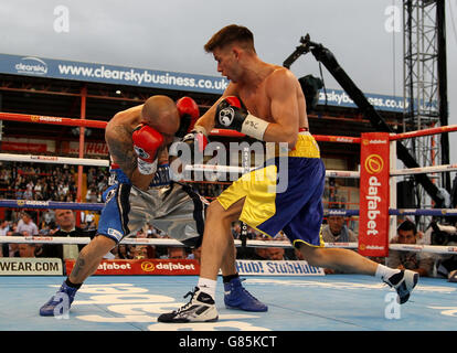 Martin Ward (a destra) in azione contro Sergio Blanco durante il loro concorso di titoli WBC International Super Feathrweight al KC Lighstream Stadium, Hull. Foto Stock