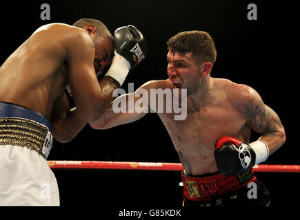 Brian Rose (a destra) in azione contro Carson Jones durante il concorso di pesi medi leggeri al KC Lighstream Stadium di Hull. Foto Stock