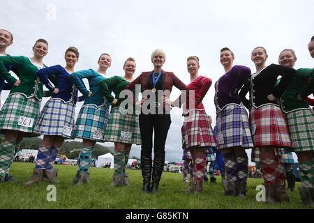 Judy Murray (centro) nel suo ruolo di capo ai Giochi del Ponte di Allan Highland a Stirling, Scozia, con alcuni ballerini delle Highland durante una passeggiata dello showground. Foto Stock