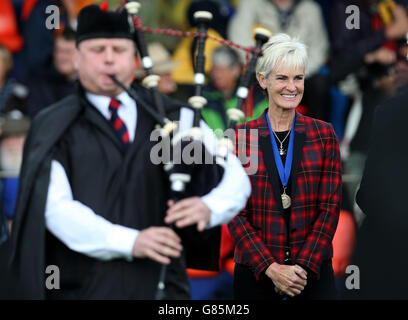 Judy Murray nel suo ruolo di Chieftain guarda le fasce di tubo al Bridge of Allan Highland Games a Stirling, durante una passeggiata del terreno di esposizione. Foto Stock