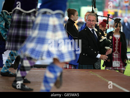 Danza delle Highland al Bridge of Allan Highland Games di Stirling, Scozia. Foto Stock